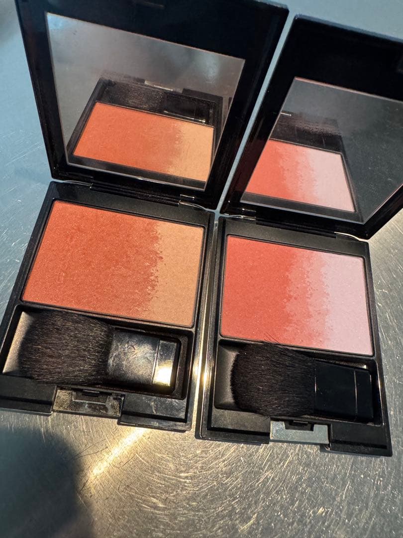 複数ブランドのパウダーチークとハイライトセット