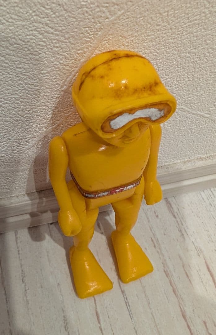 昔のソフビ　詳細不明　無版権　ダイバー風　ソフビ 人形　パチ　黄色　昭和レトロ