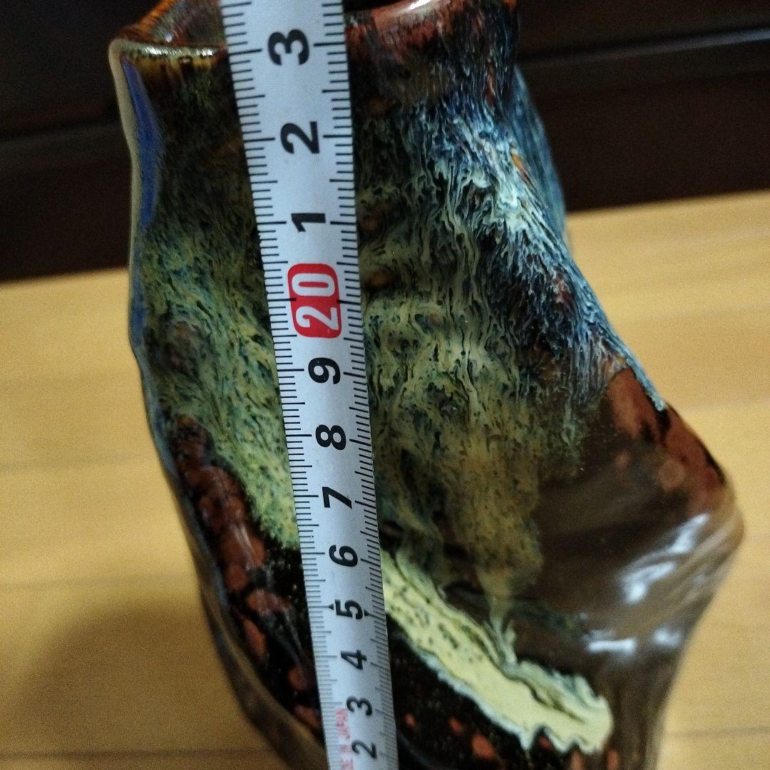 黒色地に青と白と茶の陶器花瓶