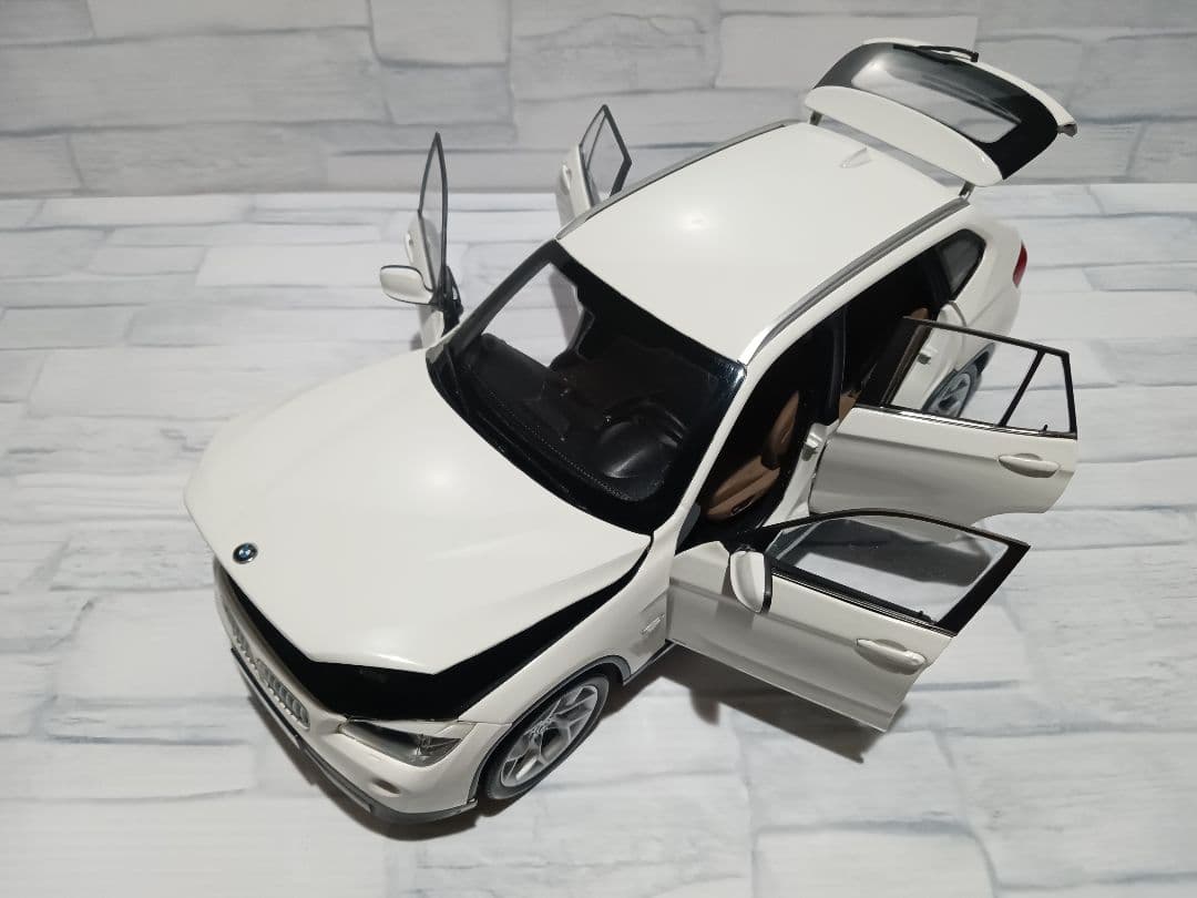 1/18 BMW X1 ディーラー品　ミニカー　ホワイト　内装ブラウン