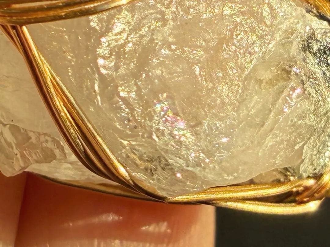 最終価格　ロシア産　フェナカイト　虹入H&E社証明書　原石　ペンダントトップ