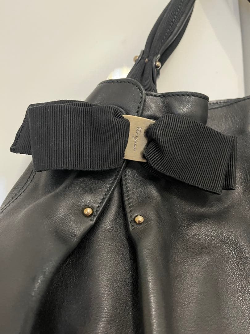 フェラガモ　リボン付きブラックレザートートバッグ