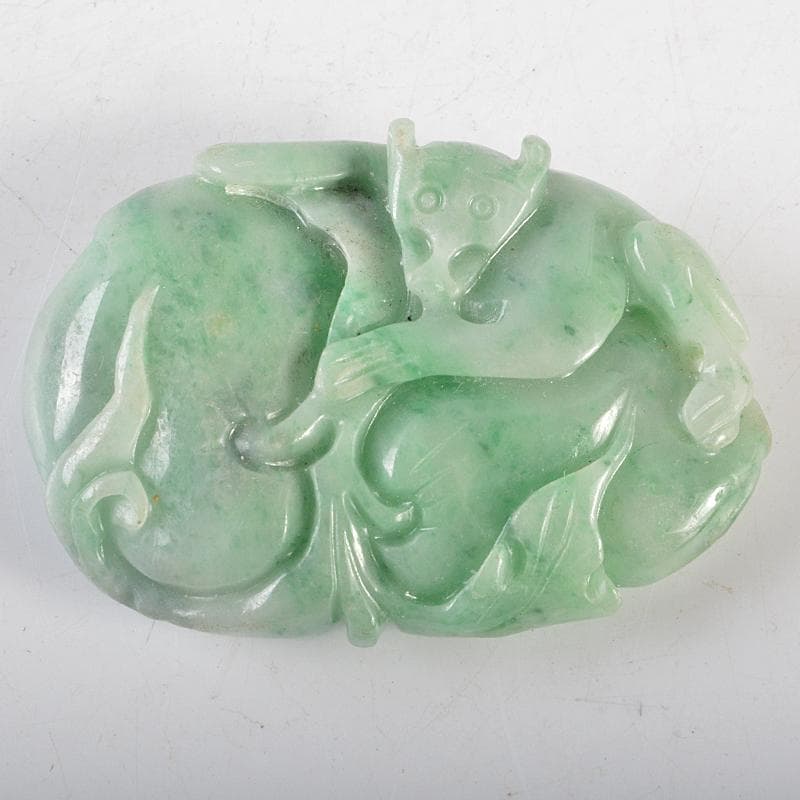 中国　玉石翡翠彫刻　神獣果実刻　根付　紙鎮　置物　C　R5855