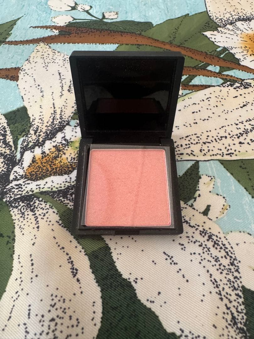 NARS クッションファンデーション 、ケース、化粧下地、おまけのチーク