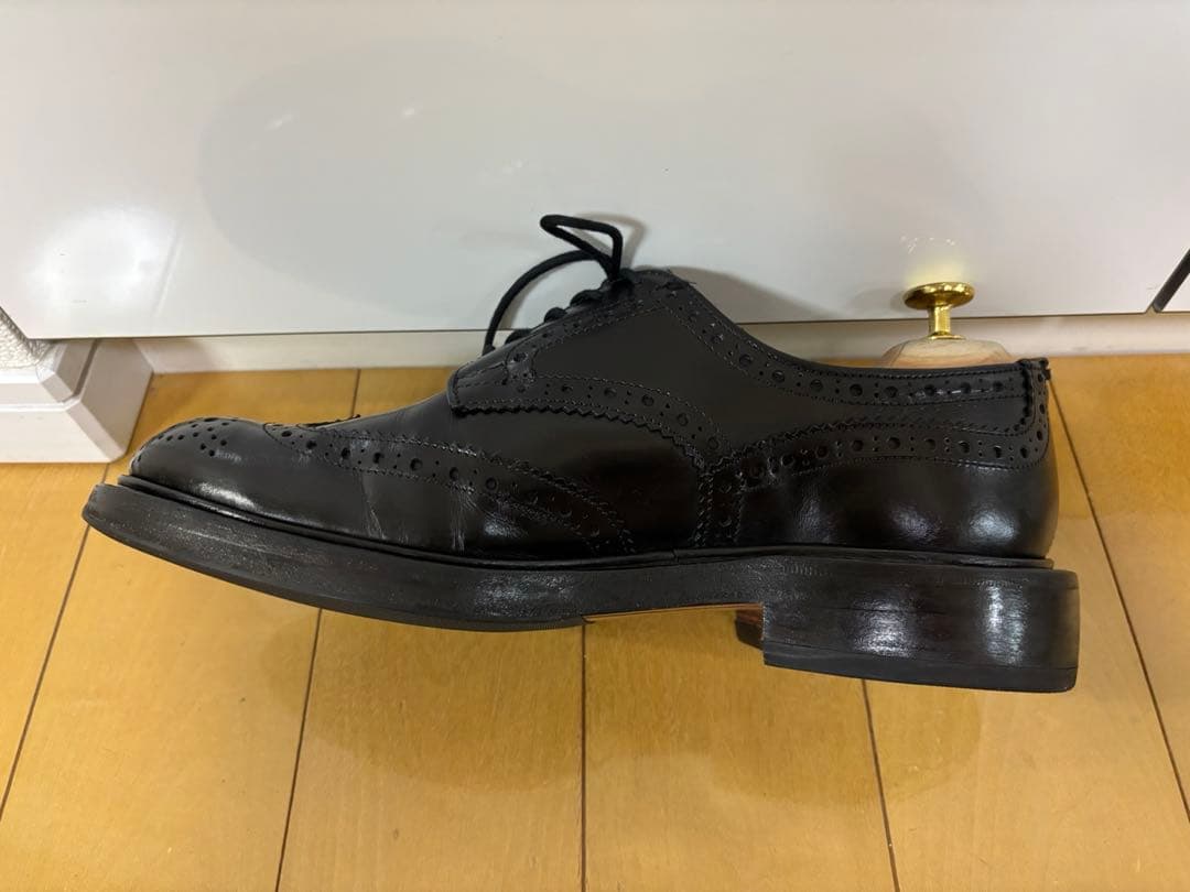 トリッカーズ黒ウィングチップ