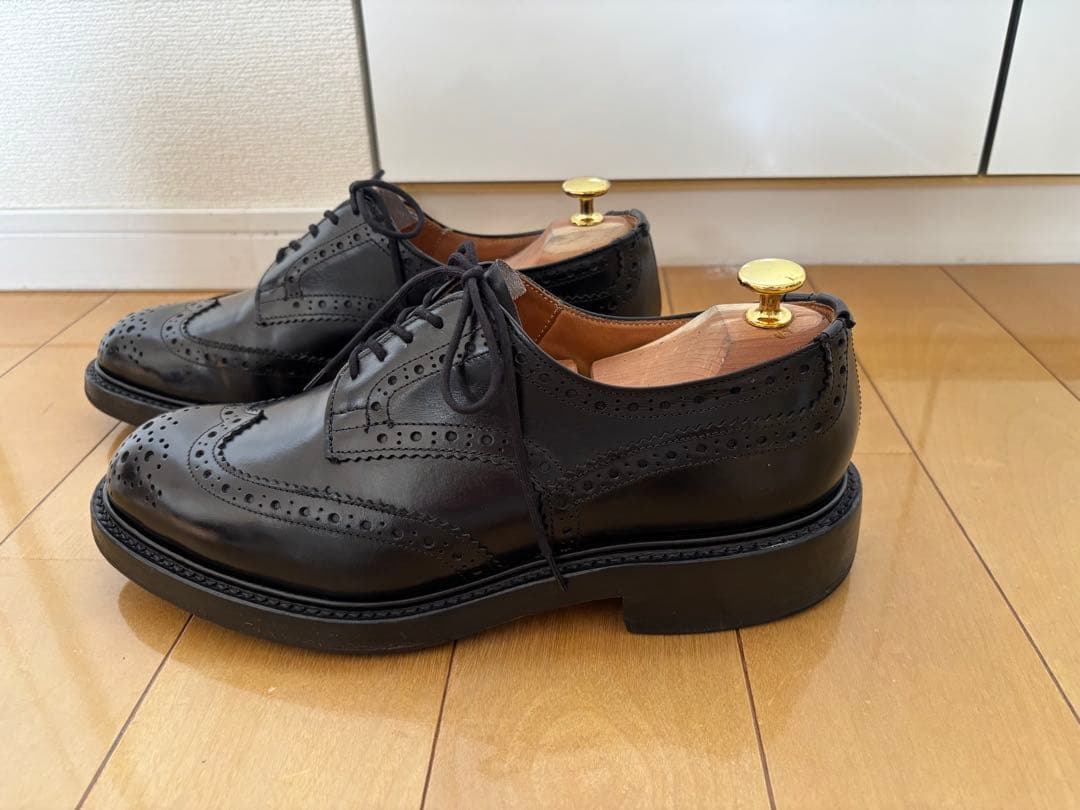 トリッカーズ黒ウィングチップ