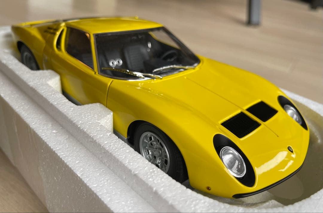 絶版新品　オートアート1/18 ランボルギーニ　ミウラP400SV イエロー