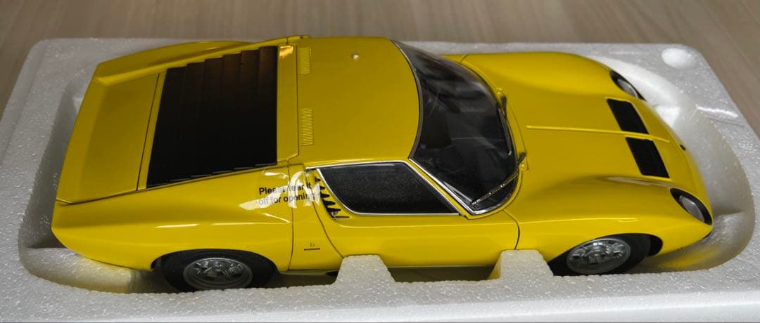 絶版新品　オートアート1/18 ランボルギーニ　ミウラP400SV イエロー