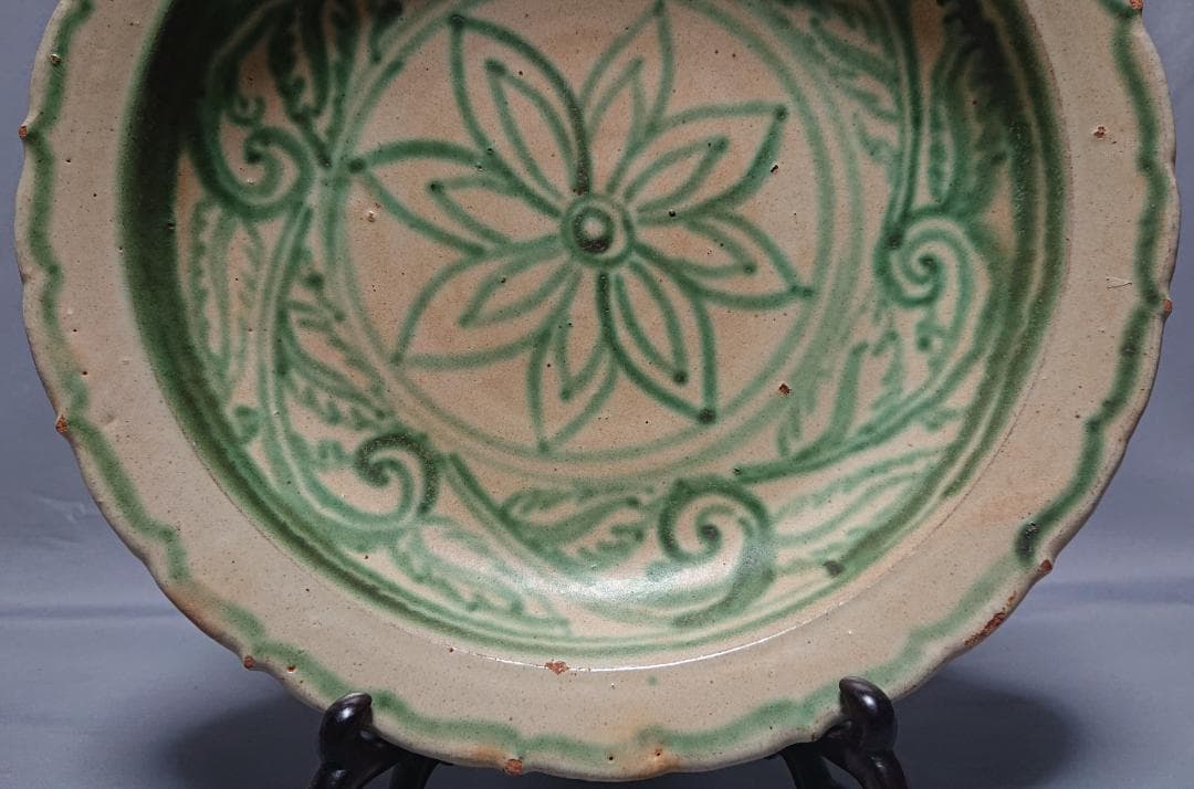 コレクター収集　ミャンマー　白濁緑釉　絵草花文　輪花大皿　15～16世紀