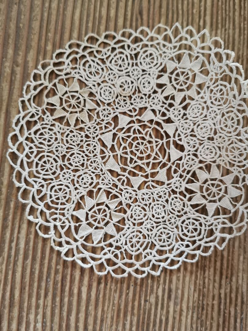 アンティーク レティセラレース 線状のニードルワーク プントインアリアドイリー