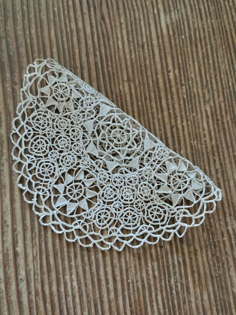 アンティーク レティセラレース 線状のニードルワーク プントインアリアドイリー
