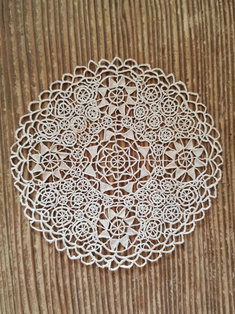アンティーク レティセラレース 線状のニードルワーク プントインアリアドイリー
