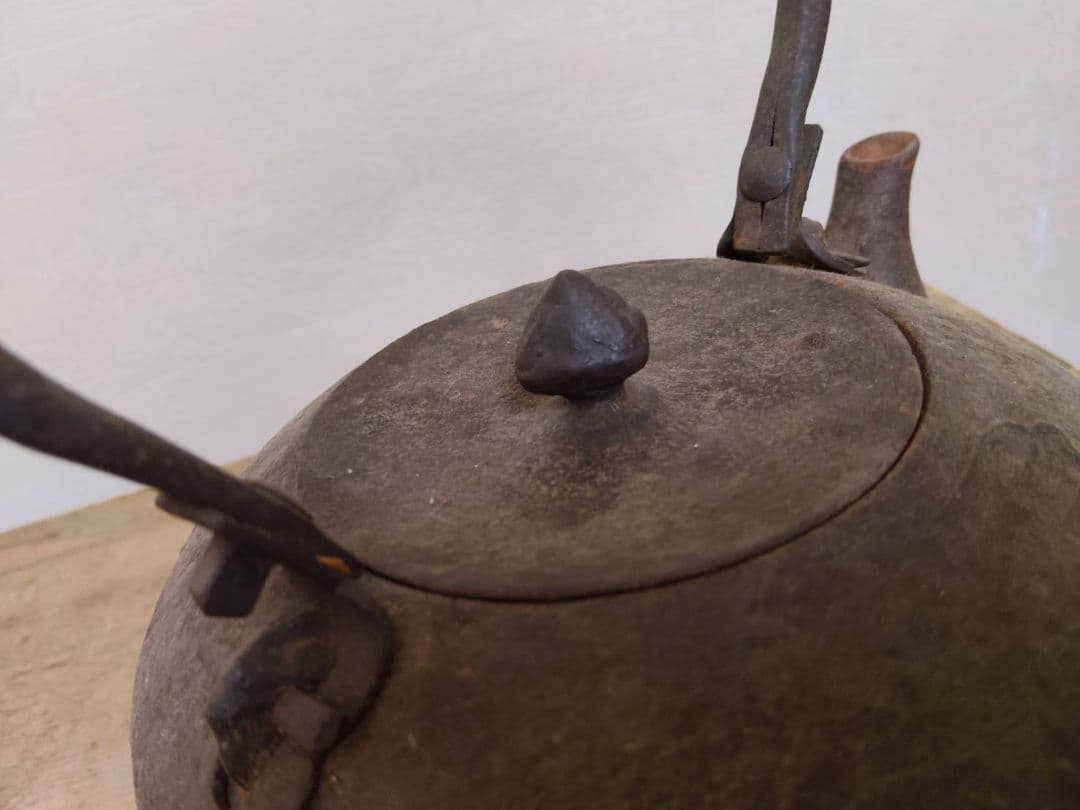 ★南部釜師 及川鉄作 雲龍紋平丸形鉄瓶 茶道具