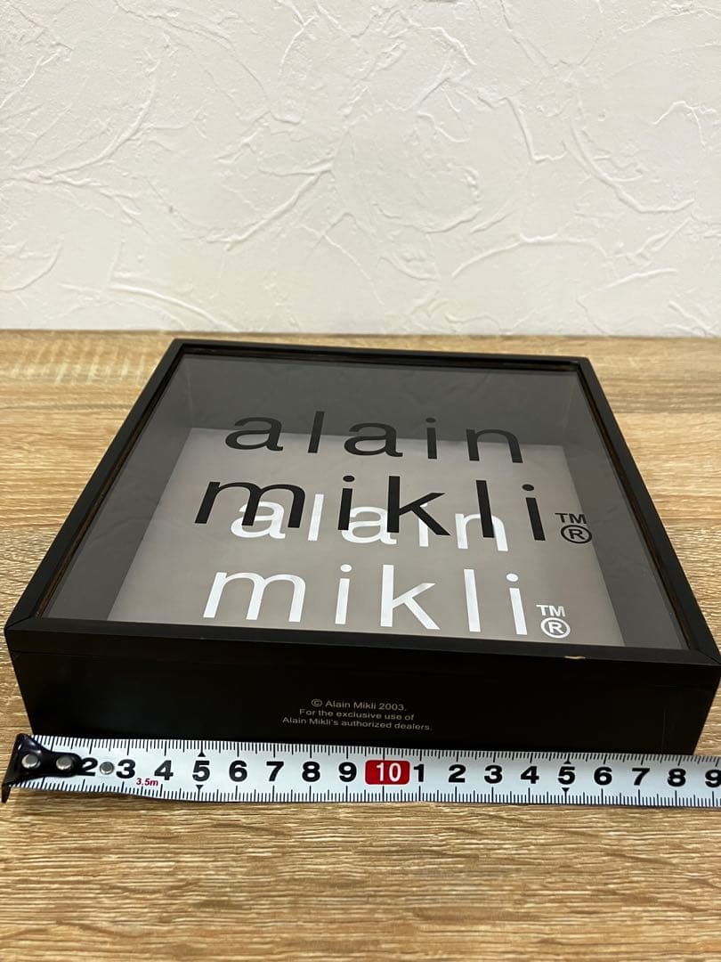 alainmikli アランミクリ ブランド ロゴ ディスプレイ