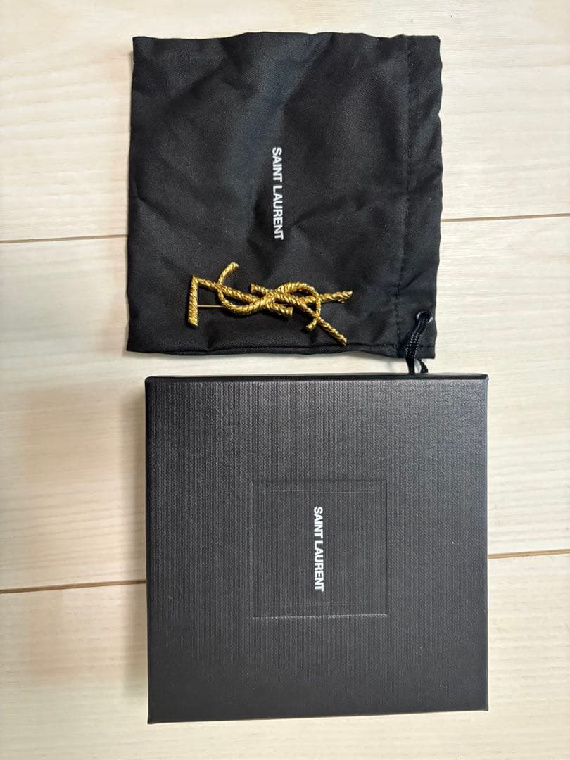 SAINT LAURENT ブローチ カサンドラ YSLブローチ（メタル）