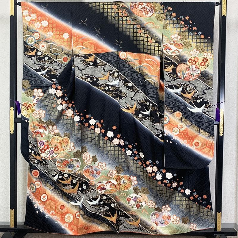 506z25☆振袖 古典柄 金駒刺繍 金彩 ラメ 地紋 黒☆美品 成人式 結婚式