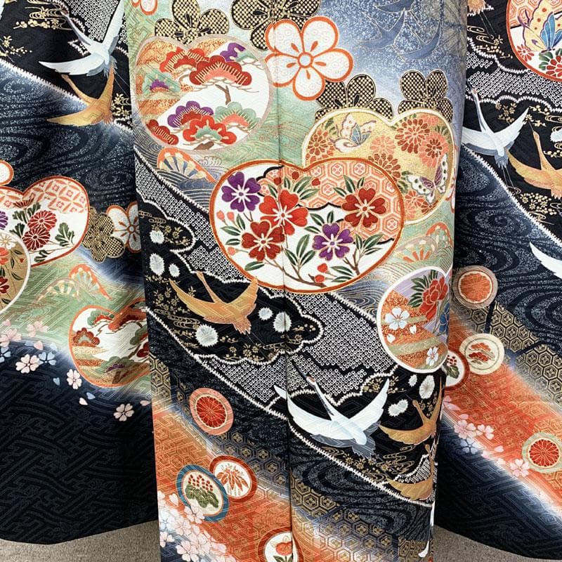 506z25☆振袖 古典柄 金駒刺繍 金彩 ラメ 地紋 黒☆美品 成人式 結婚式