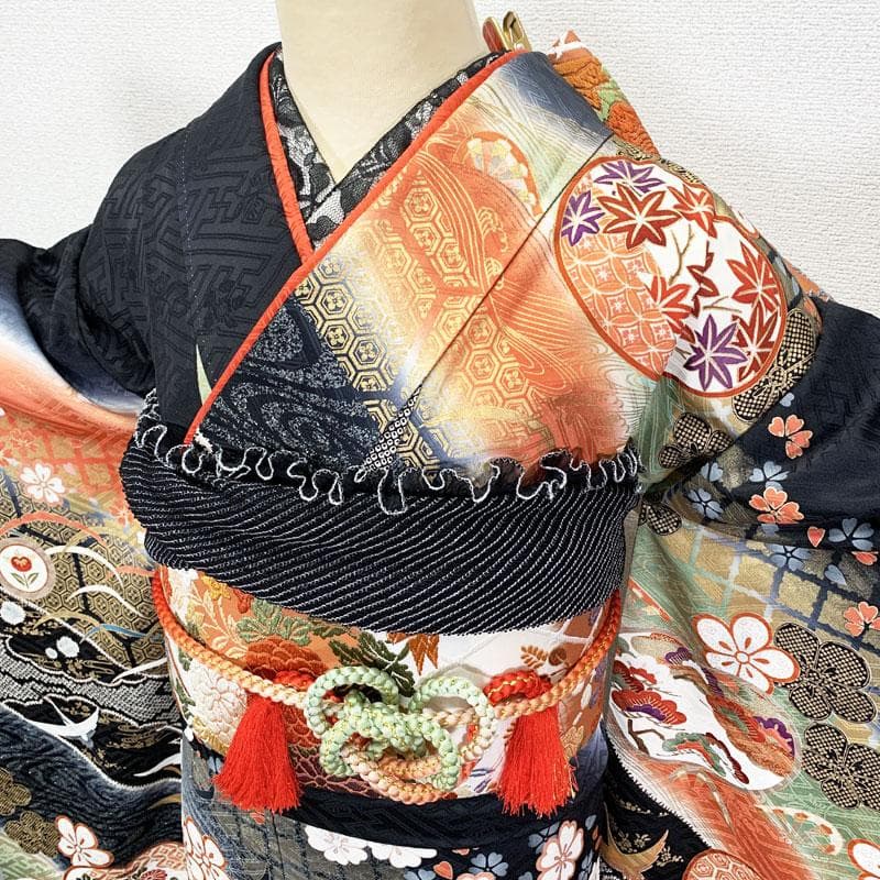 506z25☆振袖 古典柄 金駒刺繍 金彩 ラメ 地紋 黒☆美品 成人式 結婚式