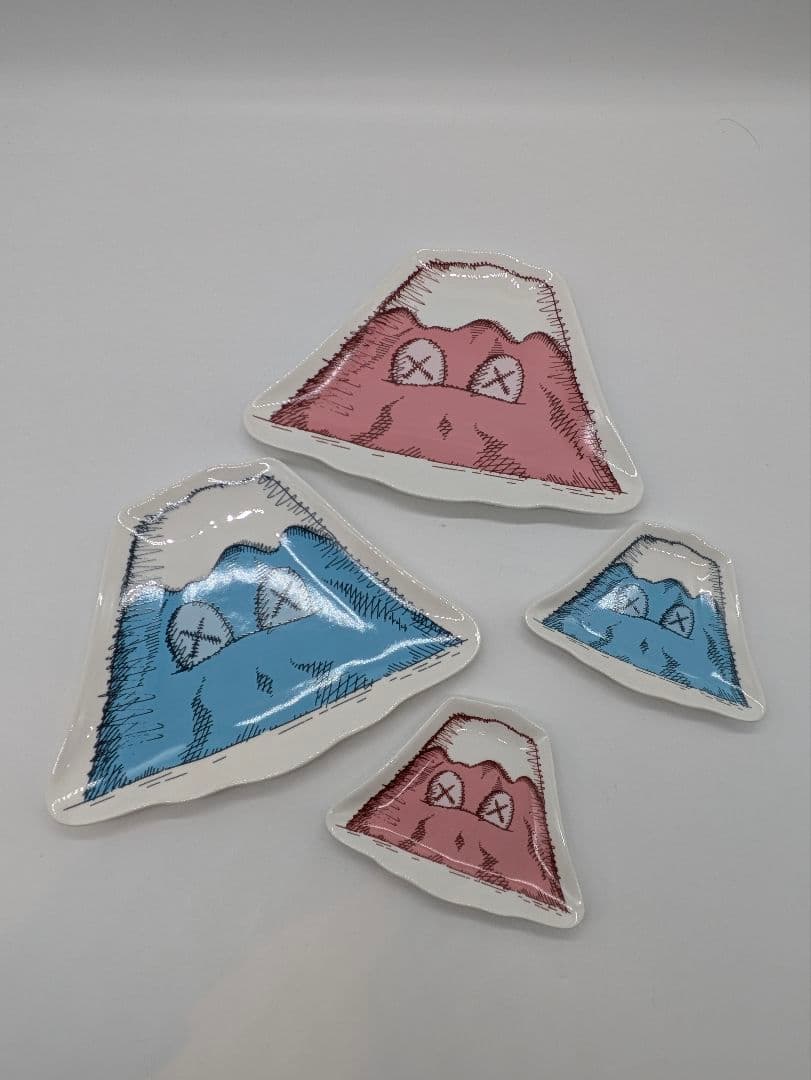 KAWS:HOLIDAY JAPAN プレート セット カウズ 富士山 ホリデイ