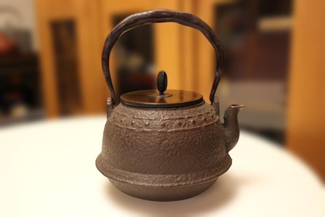 古鉄瓶　　釜師造　小振り鉄瓶　「水漏れなし・状態良好」 　未使用に近い