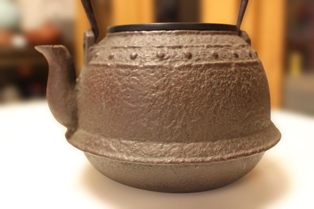 古鉄瓶　　釜師造　小振り鉄瓶　「水漏れなし・状態良好」 　未使用に近い