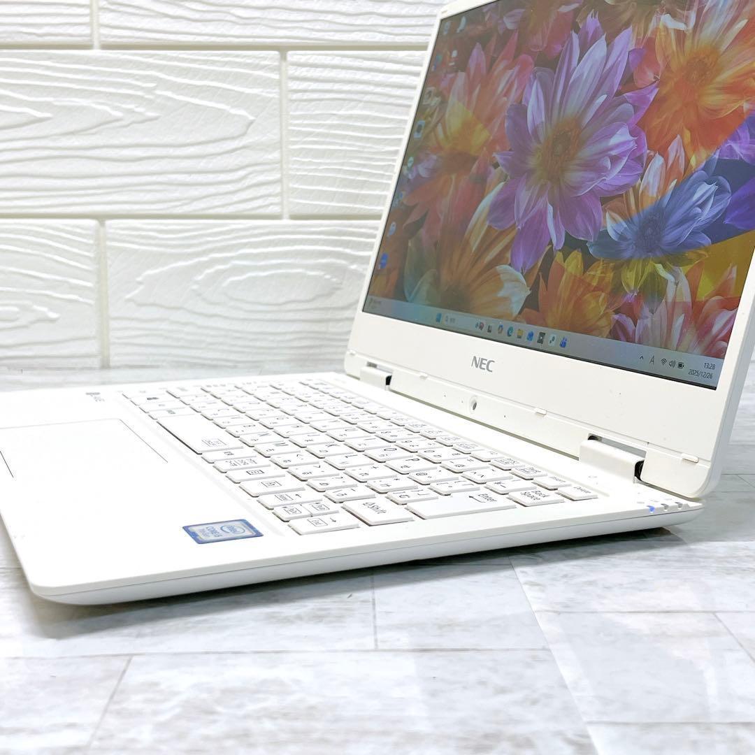 美品✨薄型軽量✨持ち運びに‼️ノートパソコン✨SSD カメラ フルHD A4