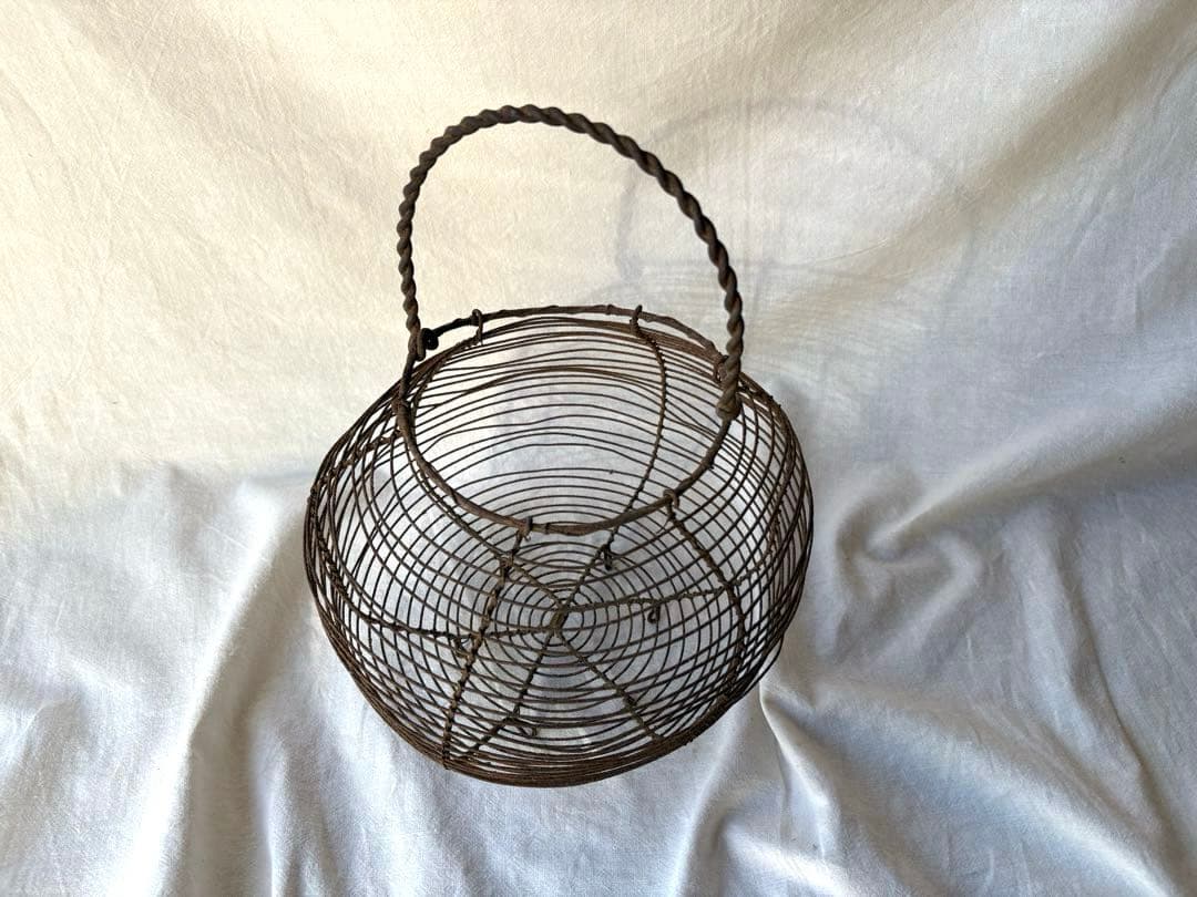 フランスアンティーク　ワイヤーバスケット　卵入れ　ガーデニング
