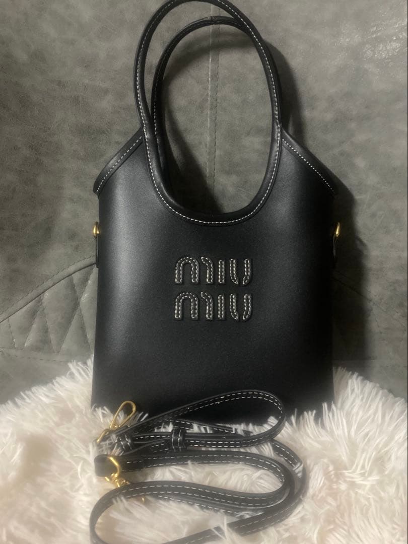 MIU MIUブラックショルダーバッグ