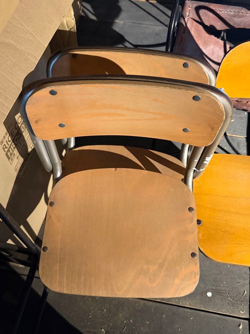 学校の椅子 1／２