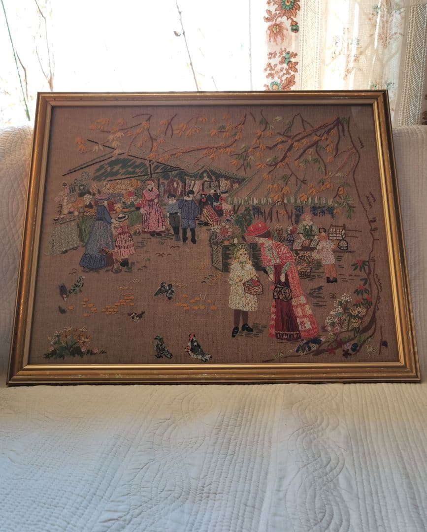 アンティーク ニードルポイント刺繍 ガラス額装 マルシェ 朝市の賑わい 犬 小鳥