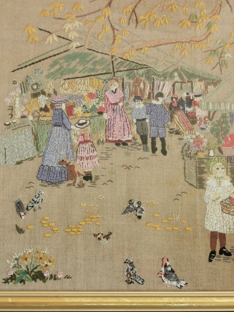 アンティーク ニードルポイント刺繍 ガラス額装 マルシェ 朝市の賑わい 犬 小鳥