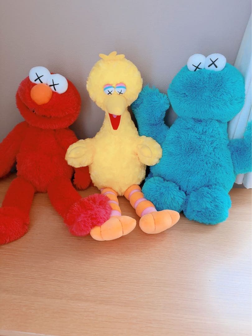 ユニクロ Uniqlo × Kaws セサミストリート ぬいぐるみ新品