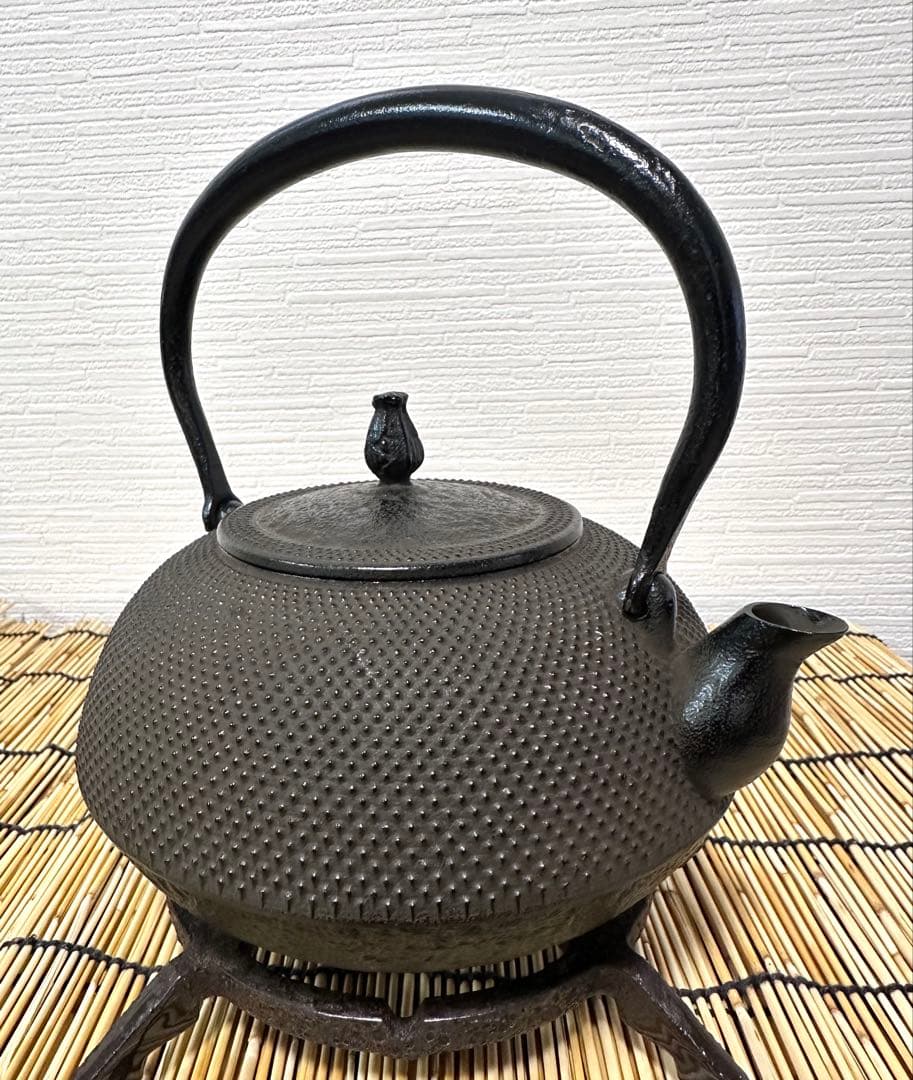 未使用、供箱付　南部秀山堂南部伝統工芸士 佐藤 勝弘造アラレ 南部鉄瓶 南部鉄器