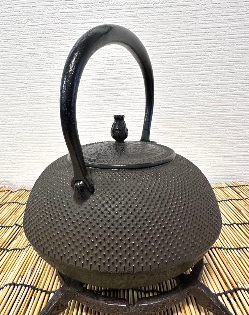 未使用、供箱付　南部秀山堂南部伝統工芸士 佐藤 勝弘造アラレ 南部鉄瓶 南部鉄器