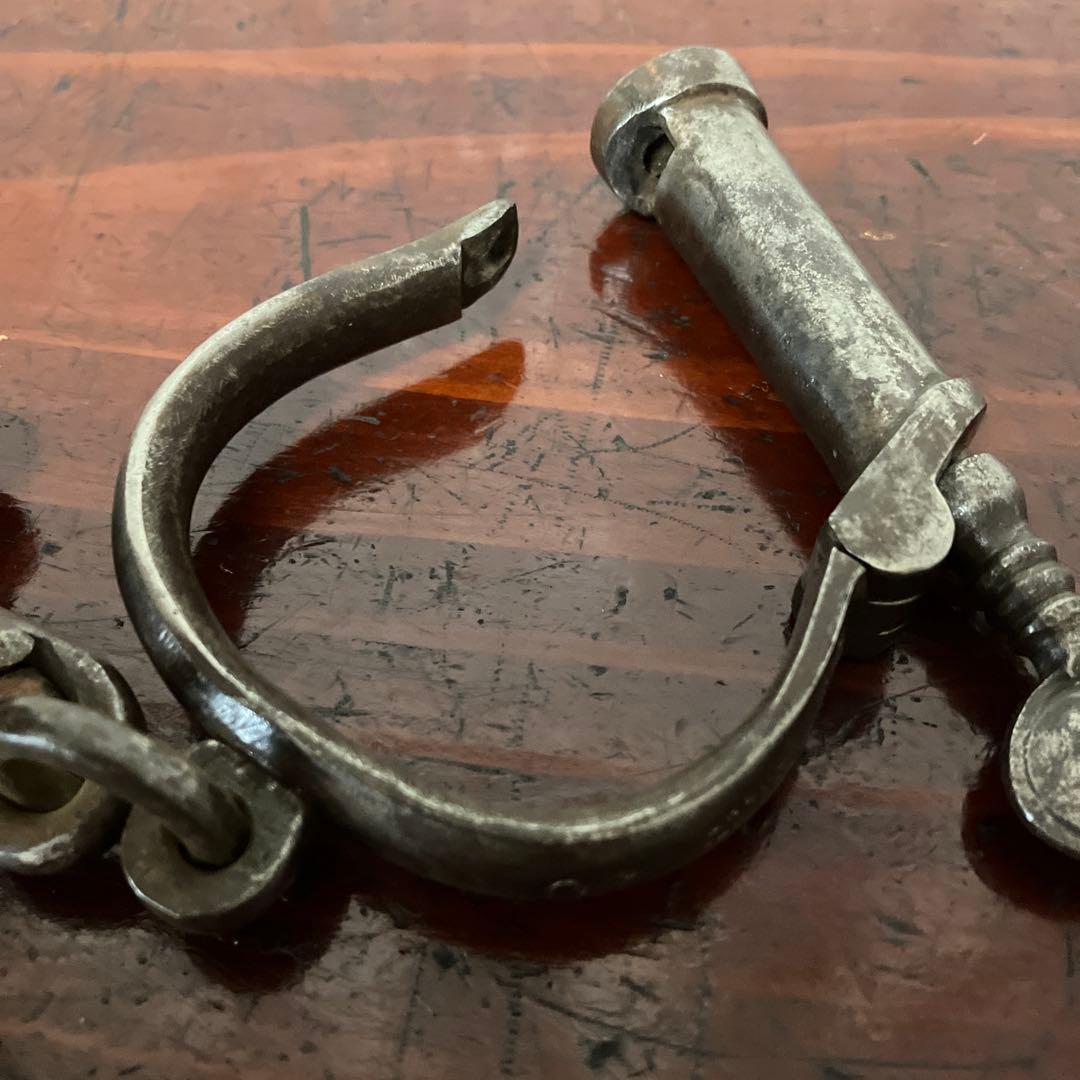 イギリス「ＨＩＡＴＴ」社のアンティーク鉄製ハンドカフ　鍵付き