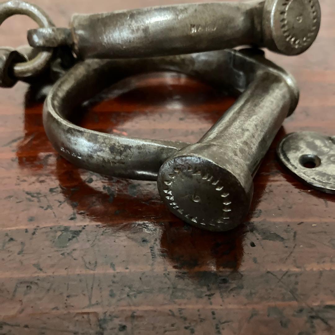 イギリス「ＨＩＡＴＴ」社のアンティーク鉄製ハンドカフ　鍵付き