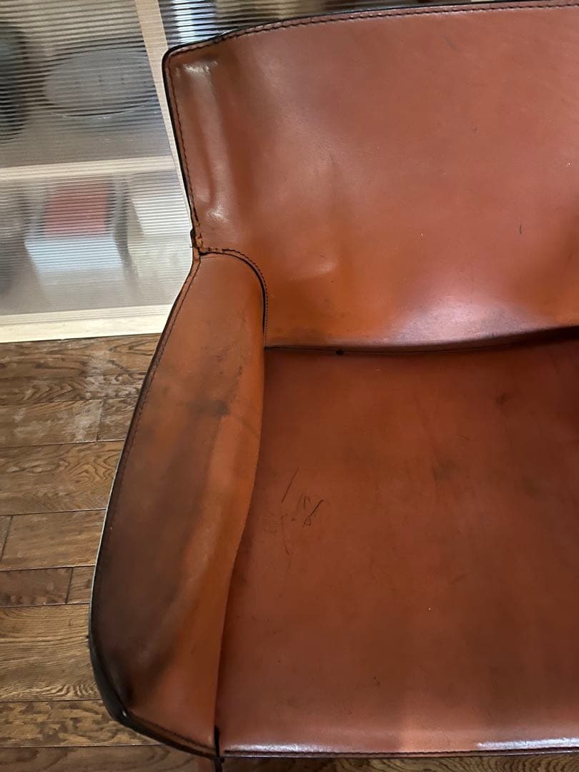 カッシーナのラウンジアームチェア、スチールフレームを本革で包む。ビンテージ品。