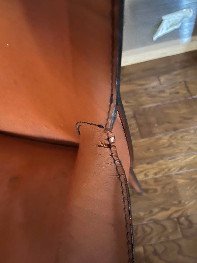 カッシーナのラウンジアームチェア、スチールフレームを本革で包む。ビンテージ品。