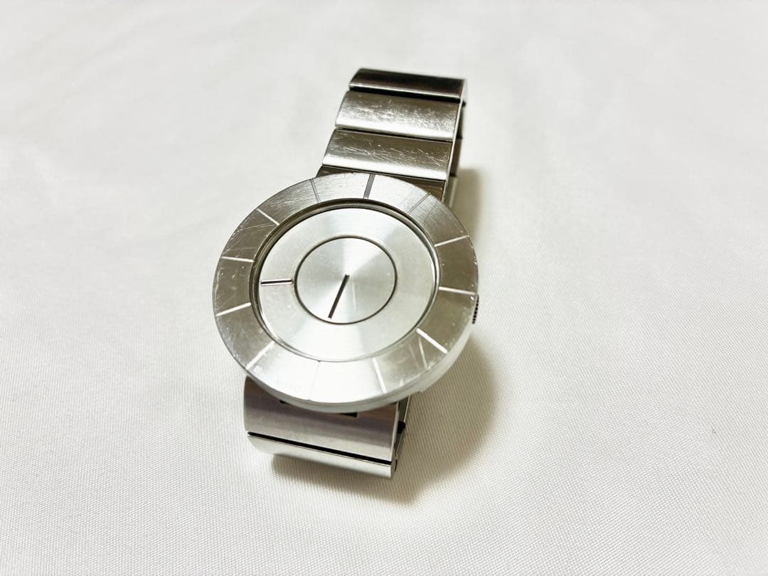 イッセイミヤケISSEY MIYAKE腕時計ＴＯ吉岡徳仁デザイン シルバー