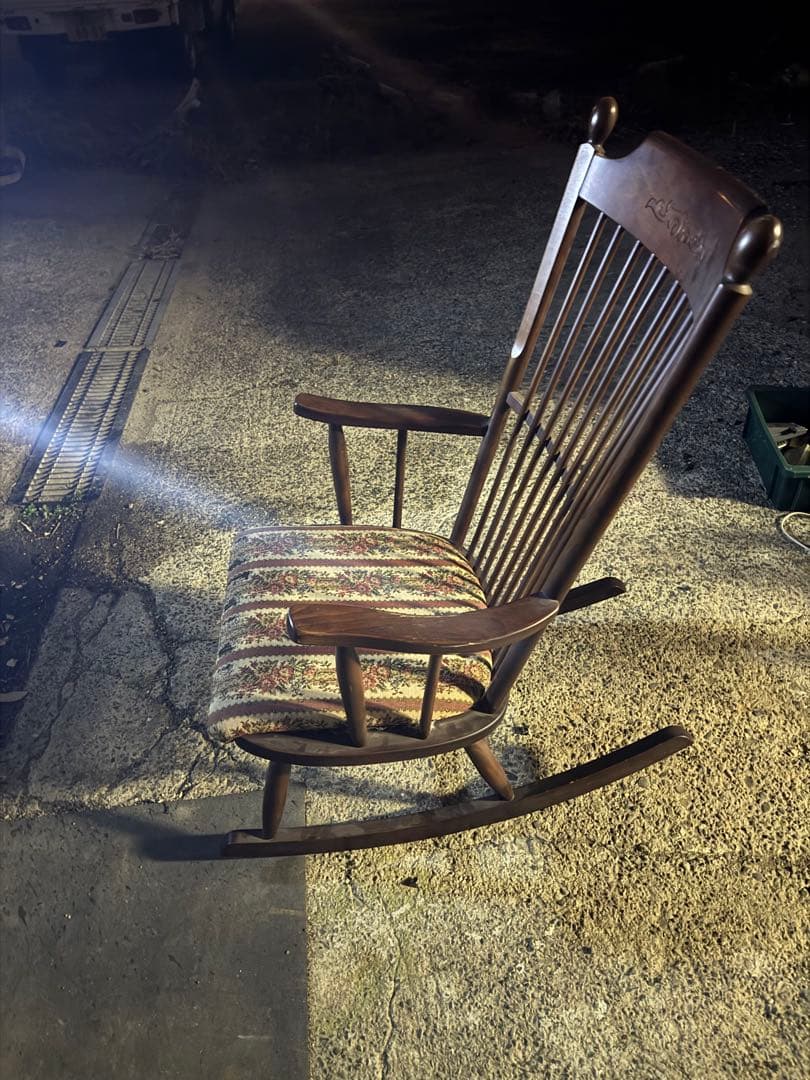 木製ロッキングチェア ストライプ柄クッション付き