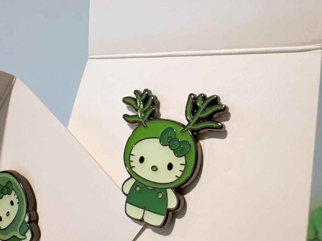 日本館限定　ピンバッジ　万博　ヒジキ　ウチワヒゲムシ　ケース付き　藻キティ　藻類