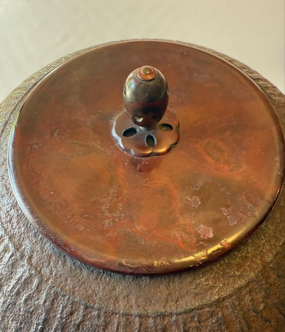 侘びと雅をたたえる銘釜 忠三郎 作 × 東玉堂箱書付　侘びを纏う上質な茶釜