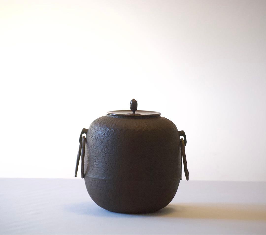 侘びと雅をたたえる銘釜 忠三郎 作 × 東玉堂箱書付　侘びを纏う上質な茶釜