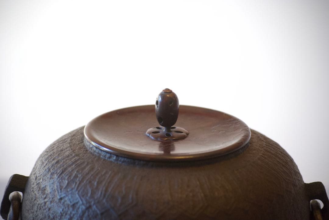 侘びと雅をたたえる銘釜 忠三郎 作 × 東玉堂箱書付　侘びを纏う上質な茶釜