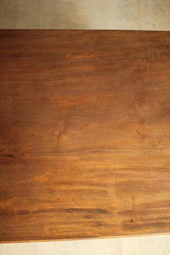 古い木製無垢材のテーブル