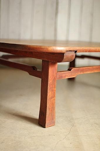 古い木製無垢材のテーブル