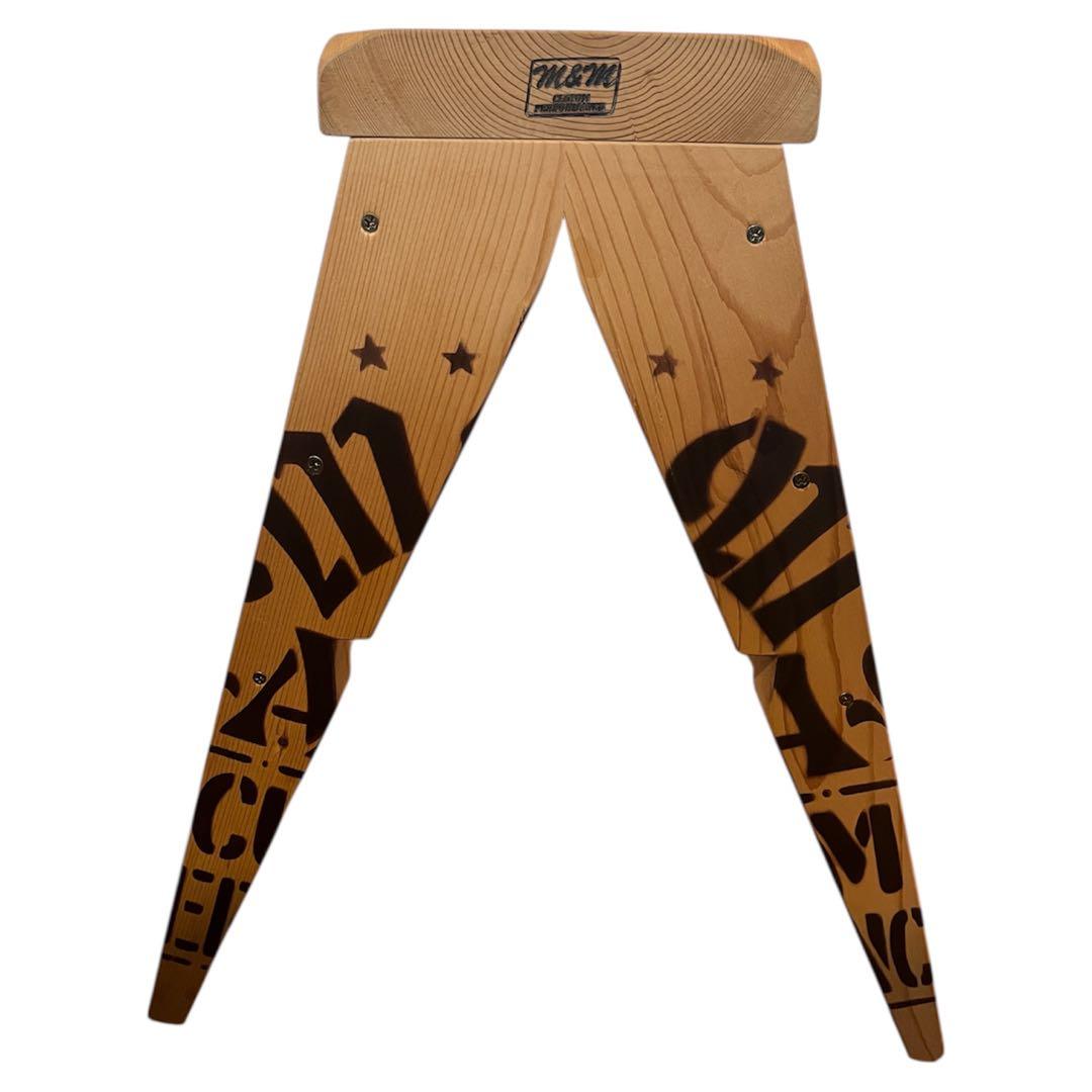 M&M CUSTOM PERFORMANCE FURNITUREロゴ入りスツール