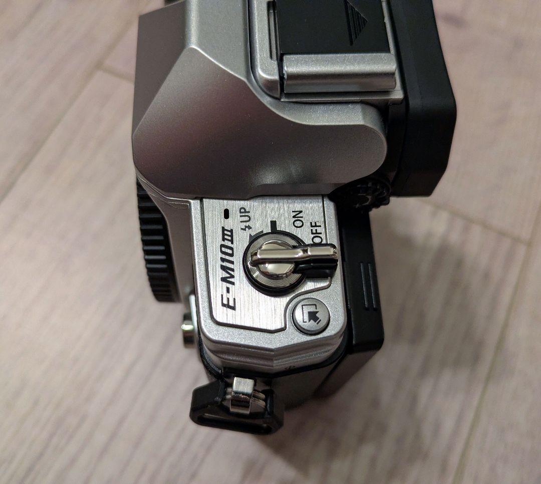 【値下げ中】【おまけ付き】OLYMPUS OM-D E-M10 Mark III