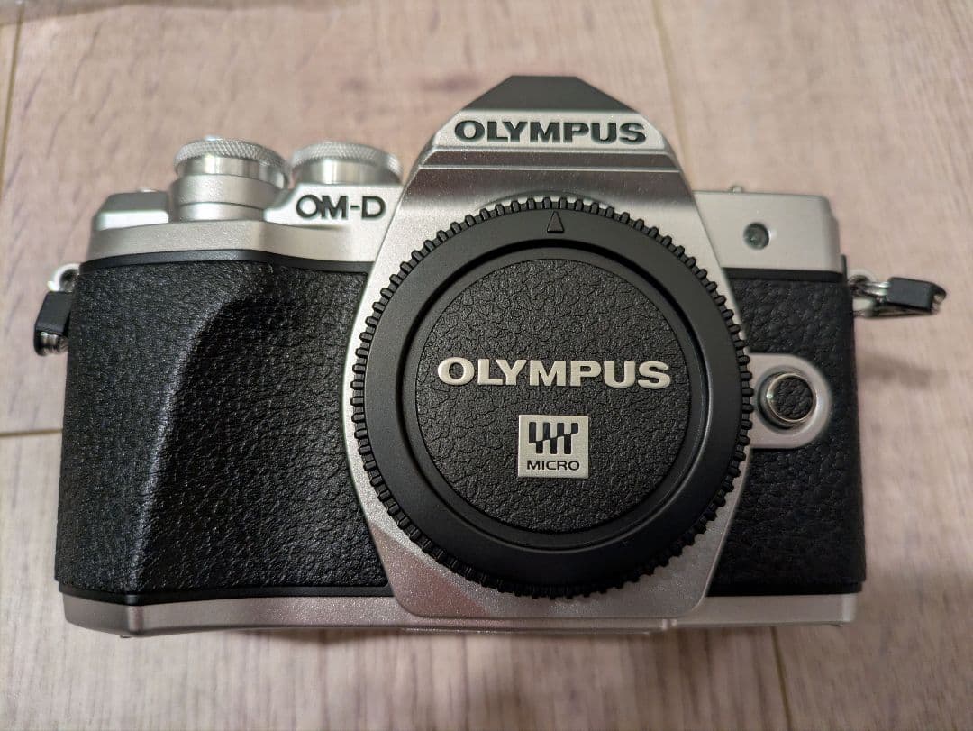 【値下げ中】【おまけ付き】OLYMPUS OM-D E-M10 Mark III