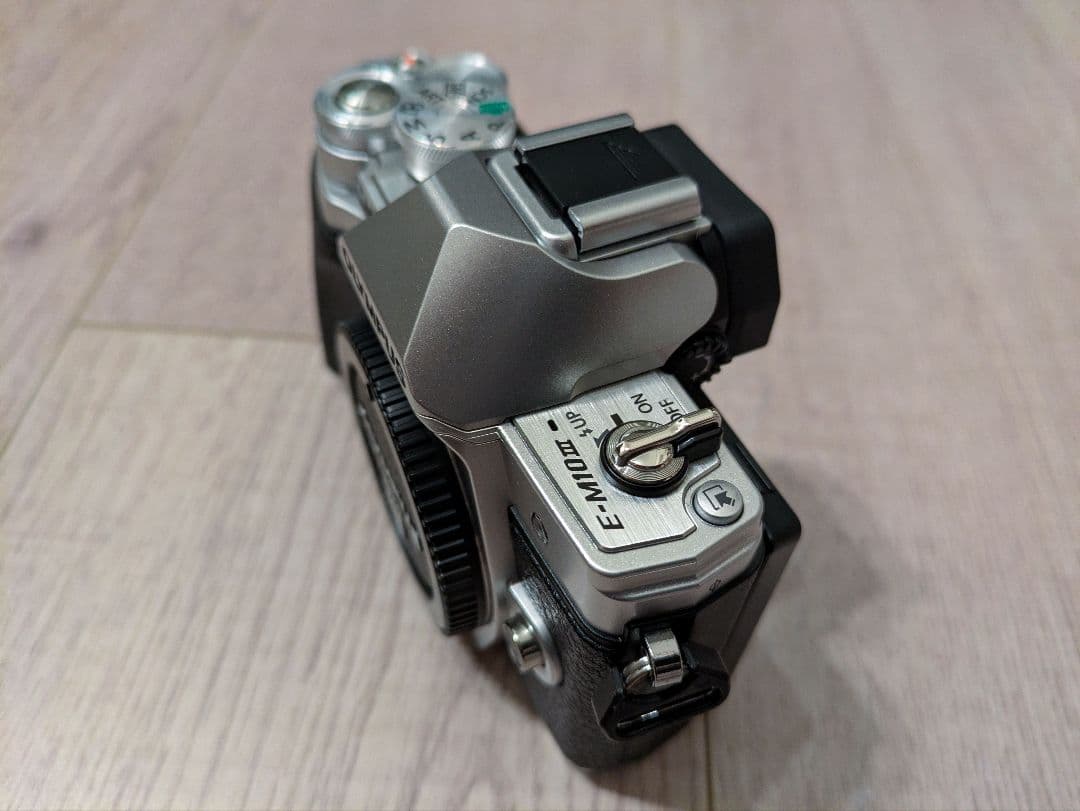 【値下げ中】【おまけ付き】OLYMPUS OM-D E-M10 Mark III